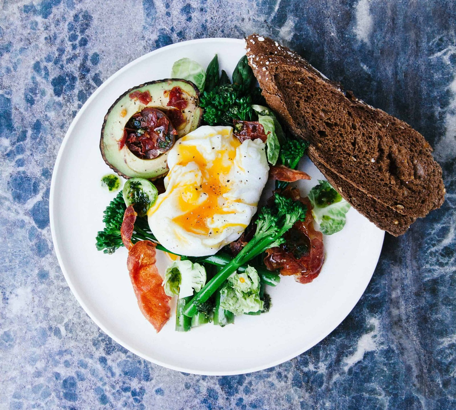Frukost, brunch och fika uppdukat på bord.