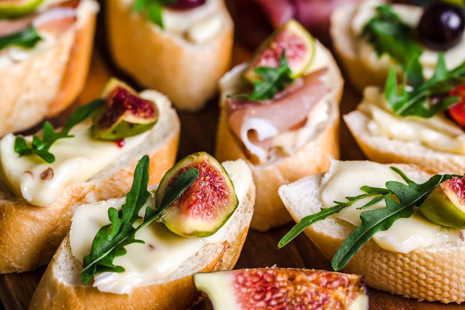 Uppdukad cateringbuffé från Matmästarna med flera färska rätter på fat.